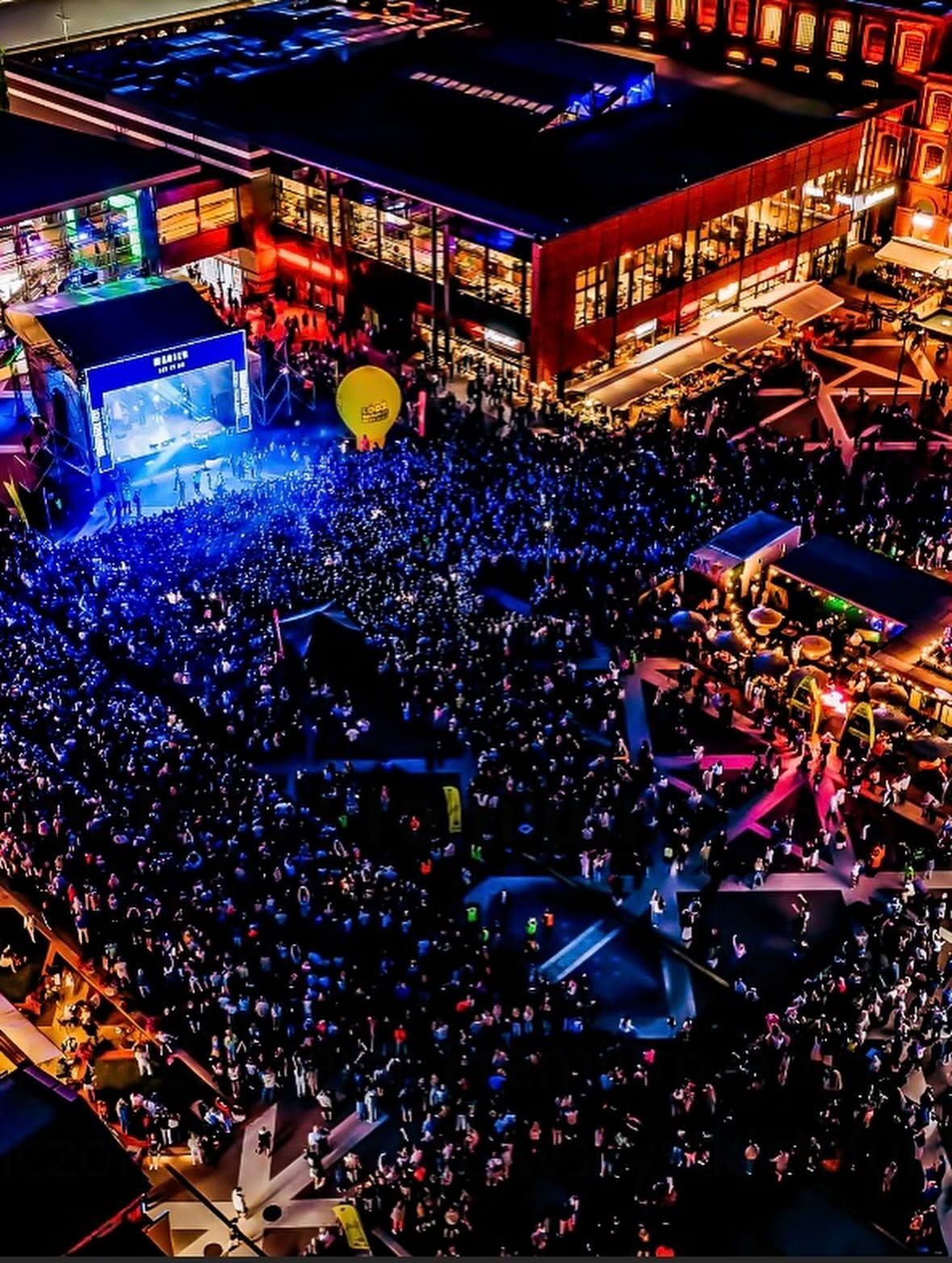 Publiczność podczas plenerowego wydarzenia w Łodzi