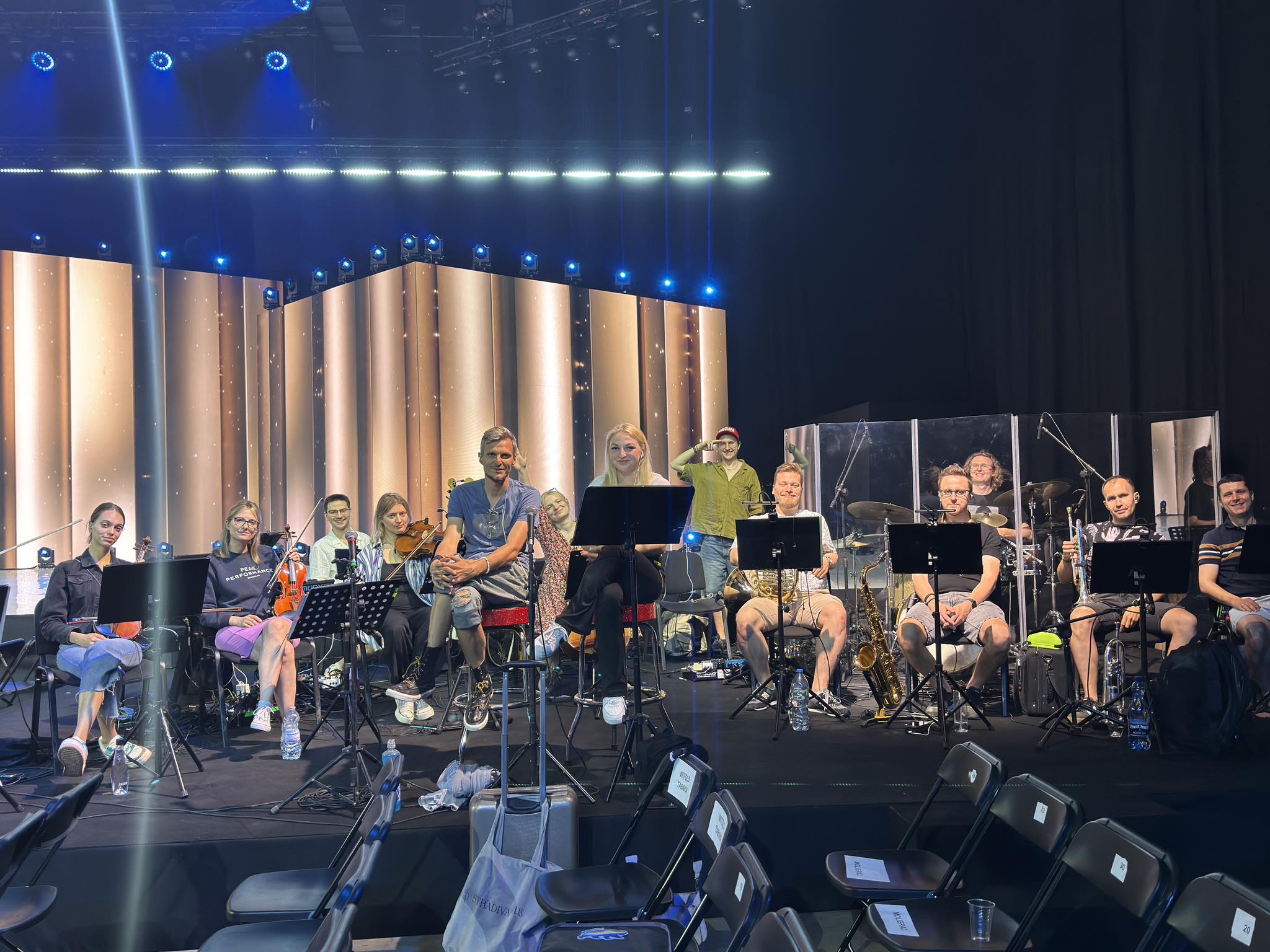 Muzycy Łódzkiej Orkiestry Filmowej podczas przygotowań do koncertu